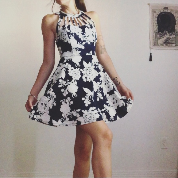 Le Château navy and white floral dressed - Picture 4 of 10